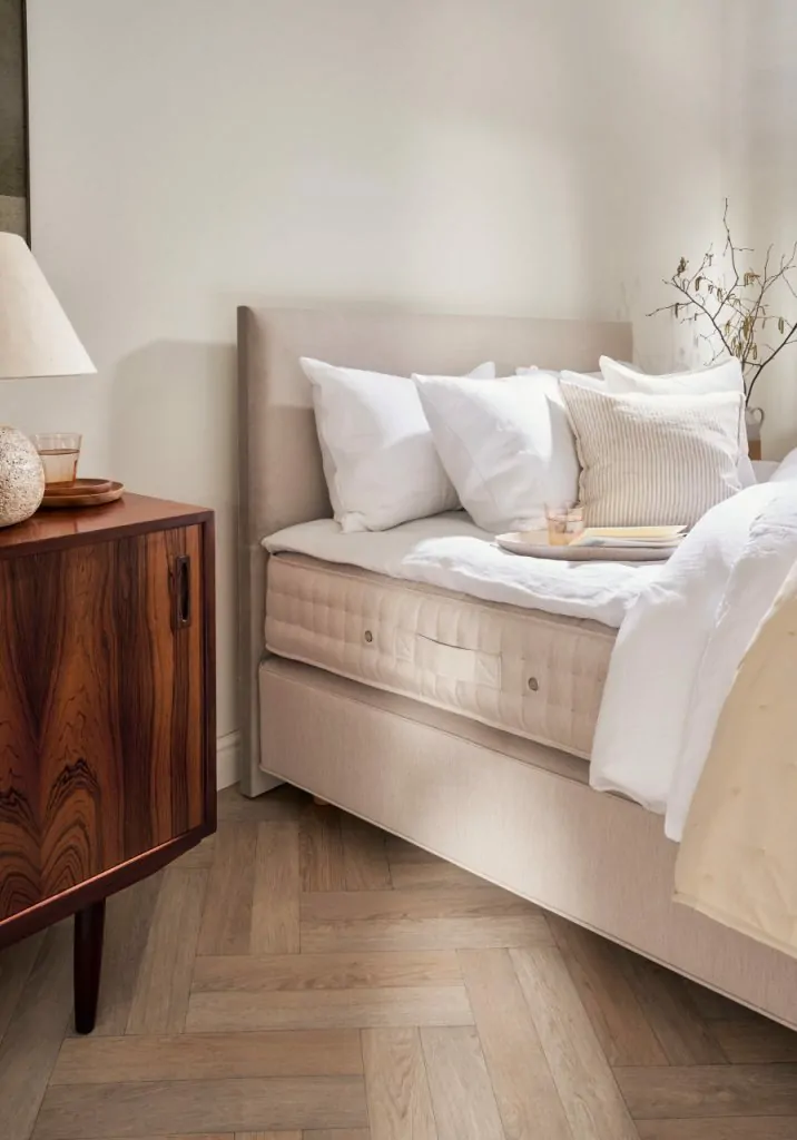 Vispring muses monochrome