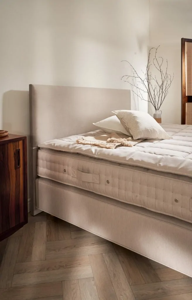 Vispring muses monochrome