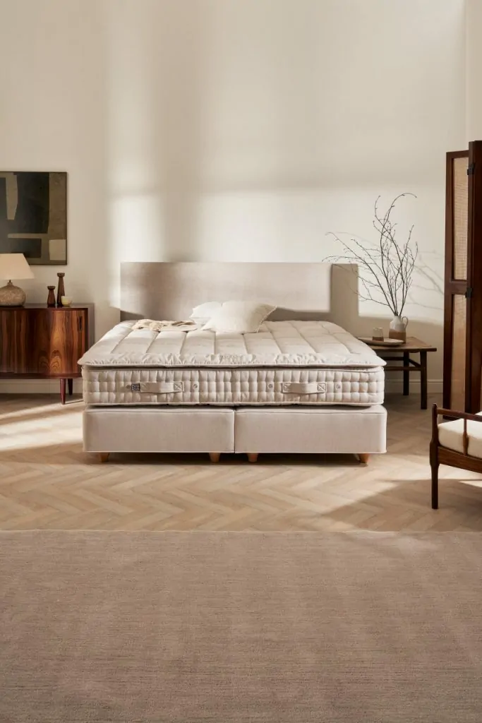 Vispring muses monochrome