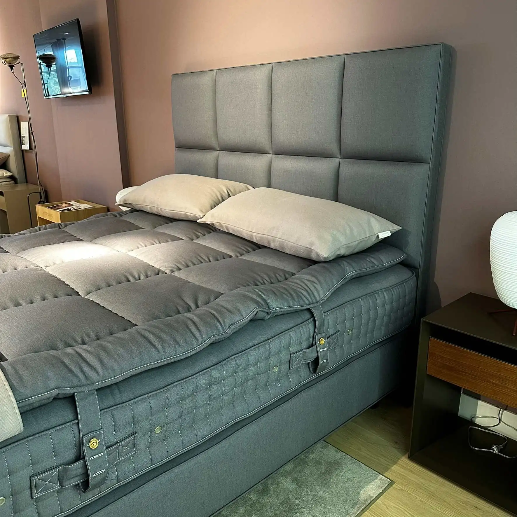 Vispring Tiara Superb incl Sovereign boxspring en Atlas hoofdbord 3 Vispring Tiara Supurb showroommodel