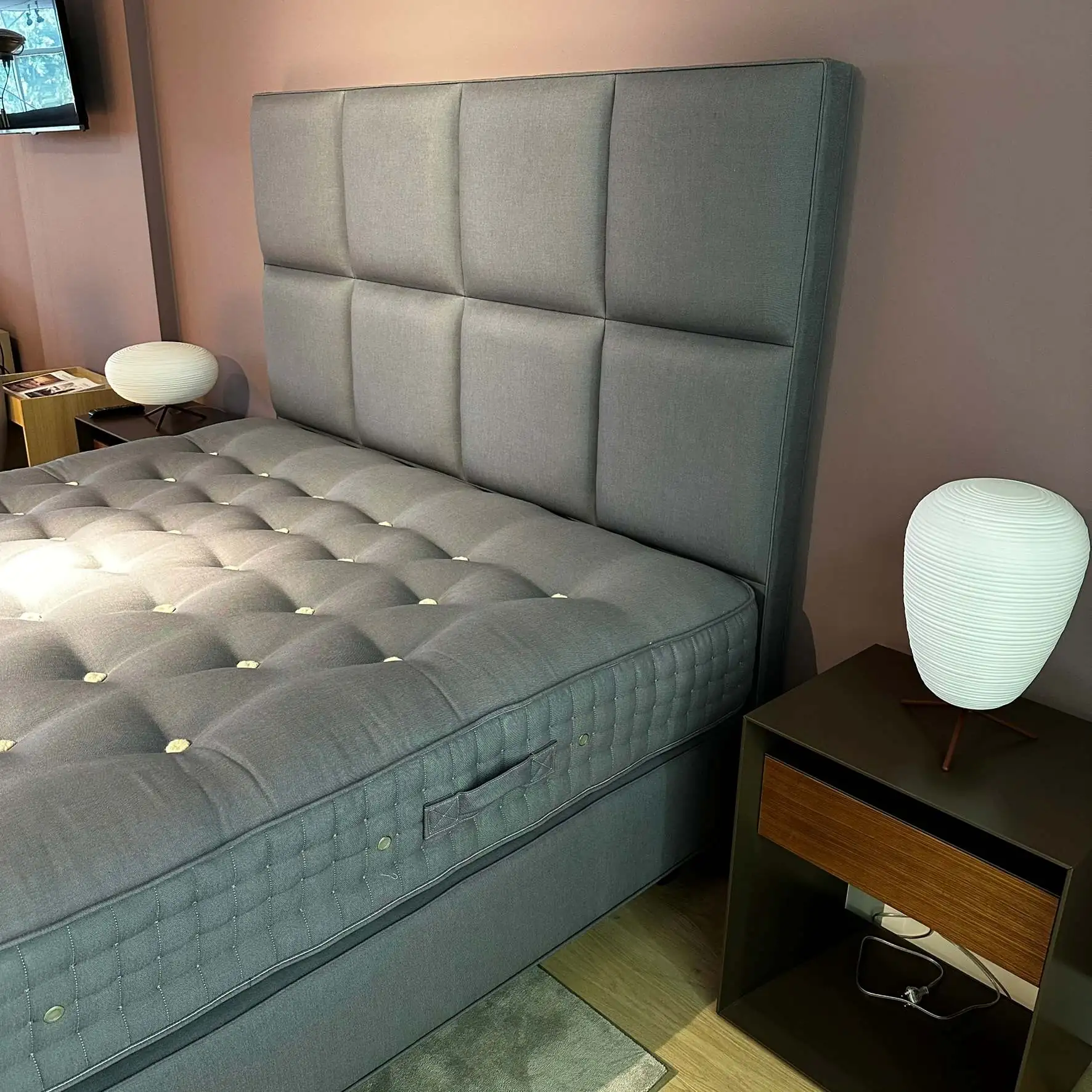 Vispring Tiara Superb incl Sovereign boxspring en Atlas hoofdbord 10 Vispring Tiara Supurb showroommodel