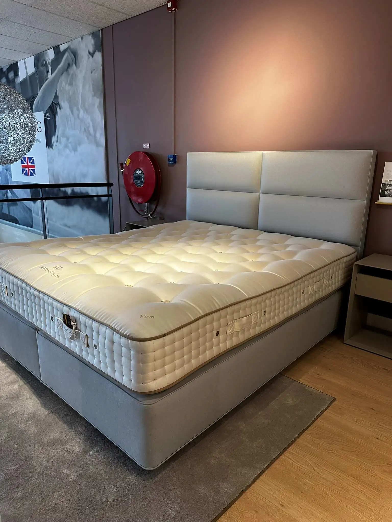 Vispring Sublime Superb incl Sovereign boxspring en Victoria hoofdbord 2 Vispring showroom sublime superb