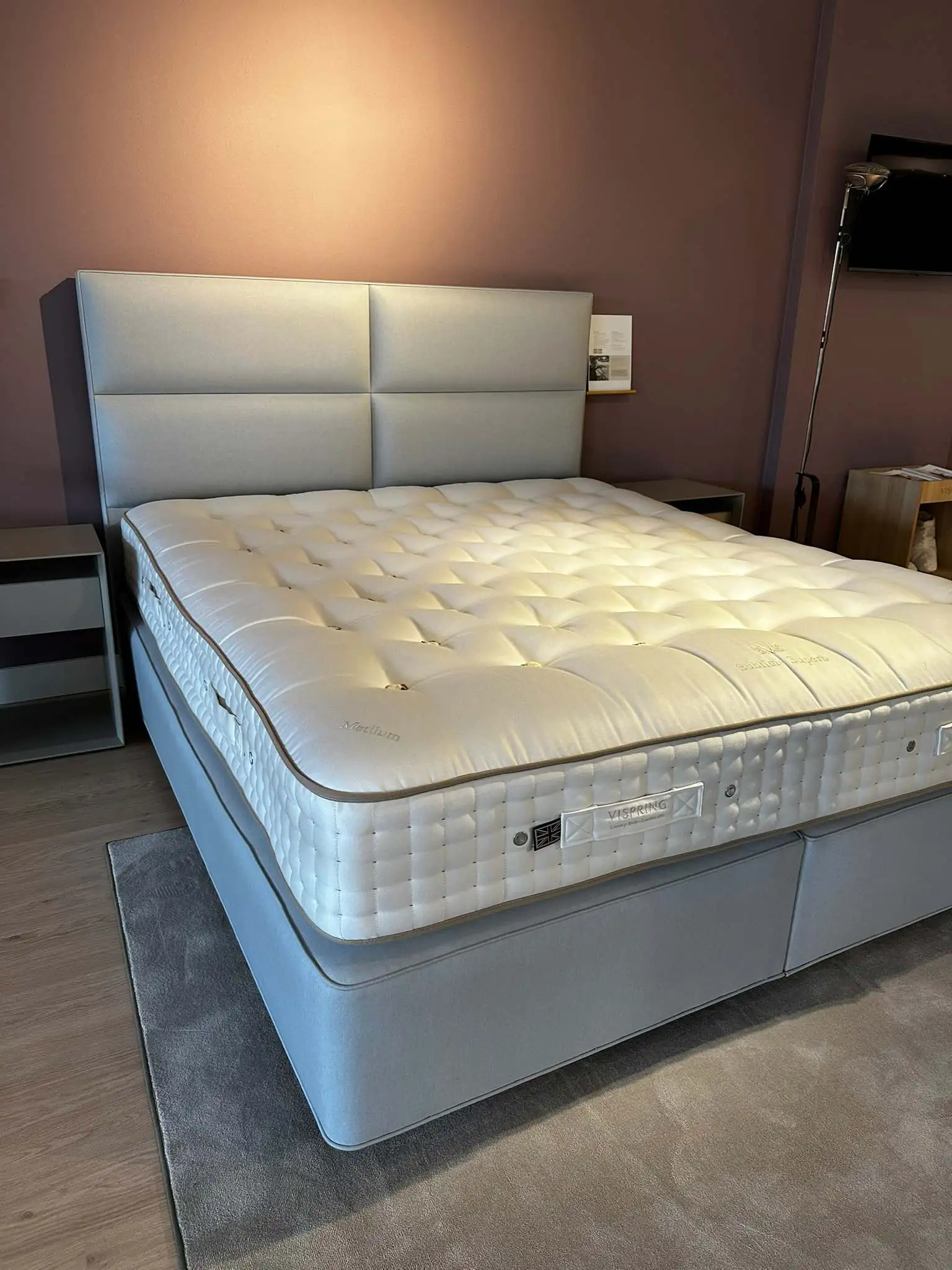 Vispring Sublime Superb incl Sovereign boxspring en Victoria hoofdbord 3 Vispring showroom sublime superb