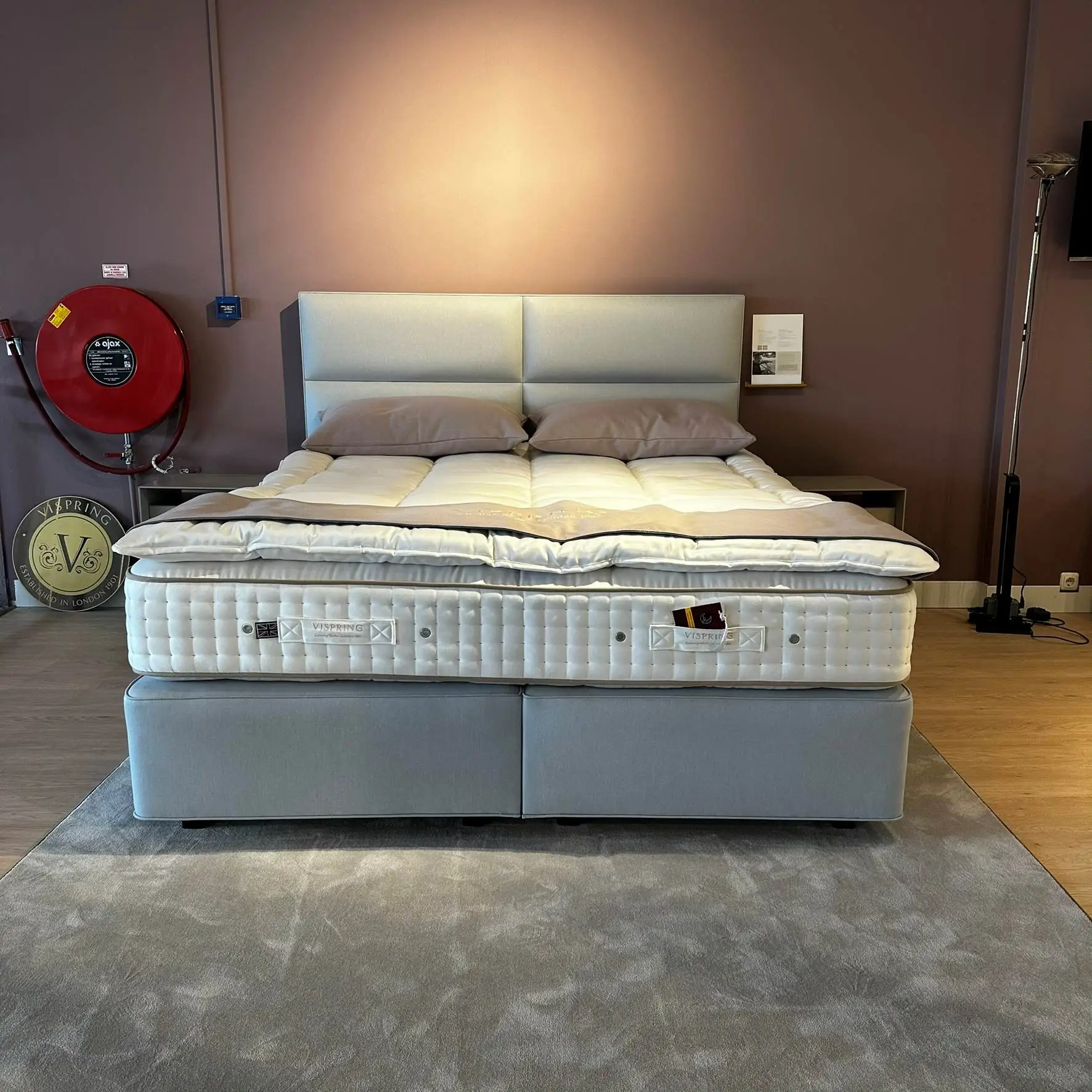 Vispring Sublime Superb incl Sovereign boxspring en Victoria hoofdbord 13 Vispring showroom sublime superb