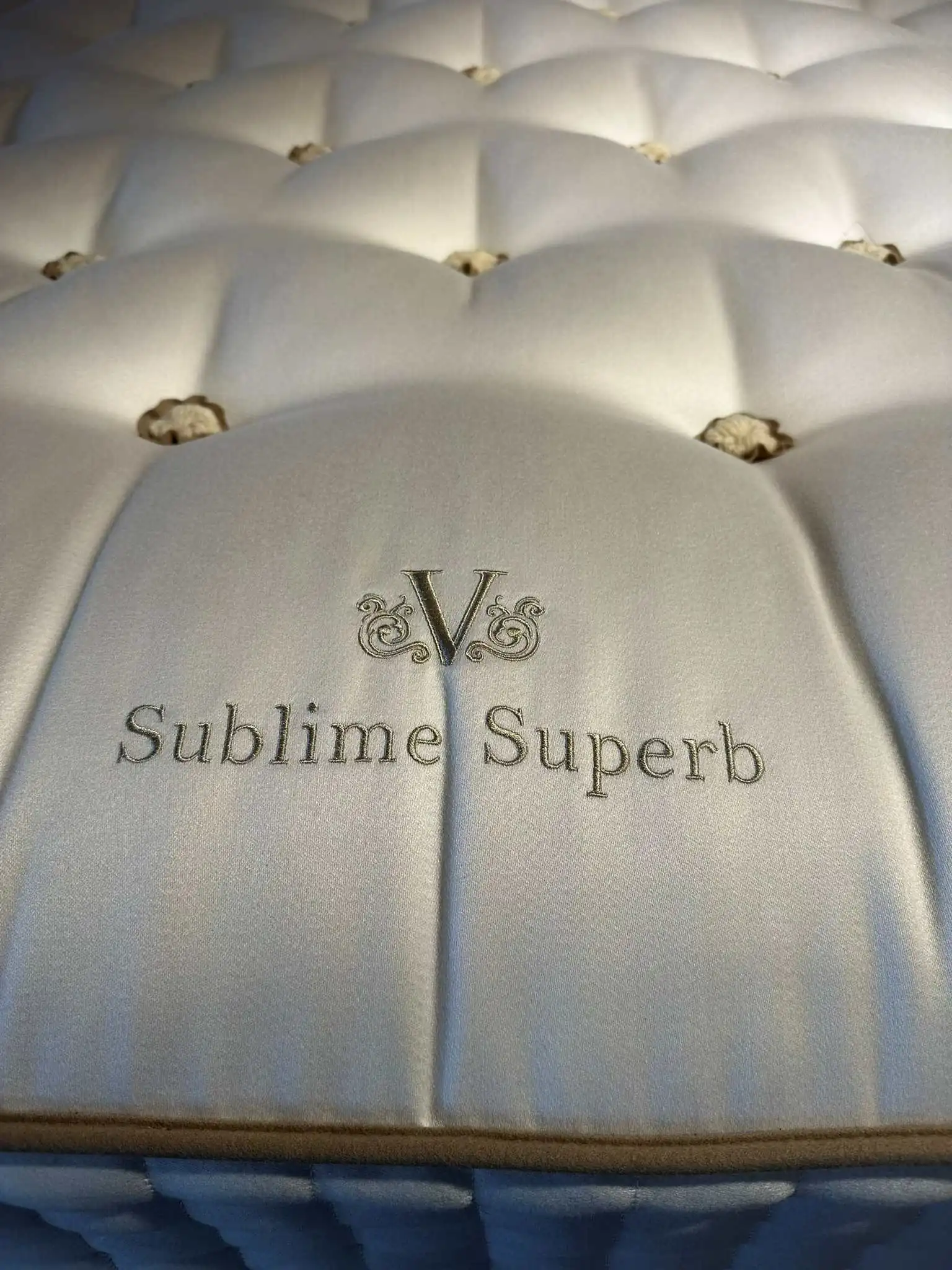 Vispring Sublime Superb incl Sovereign boxspring en Victoria hoofdbord 4 Vispring showroom sublime superb
