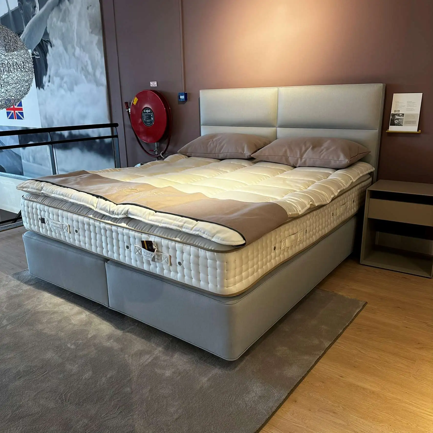 Vispring Sublime Superb incl Sovereign boxspring en Victoria hoofdbord 1 Vispring showroom sublime superb