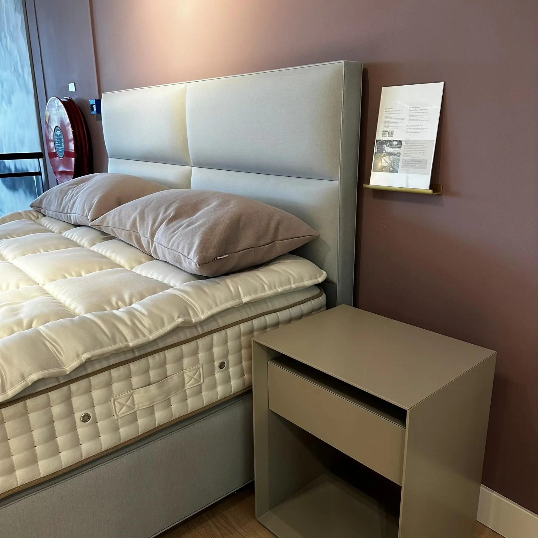 Vispring Sublime Superb incl Sovereign boxspring en Victoria hoofdbord 10 Vispring showroom sublime superb